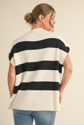 Striped print knit top with U-neck and slay sleeves