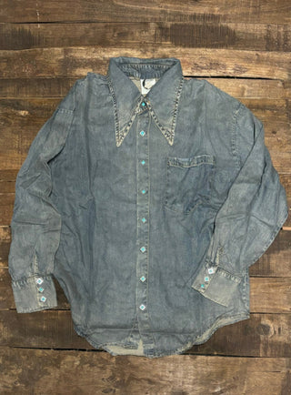 To the point shirt w/ turquoise button detail