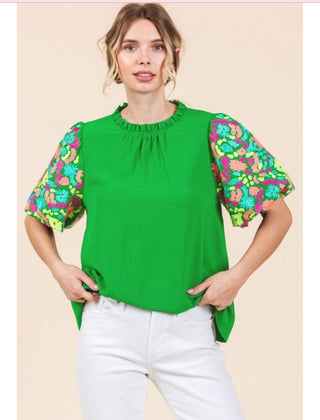 Top with frilled neck, embroidered short balloon sleeves.